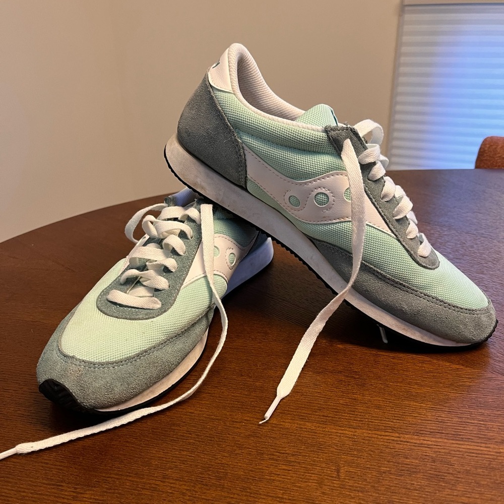 Size 8 Saucony Hornet